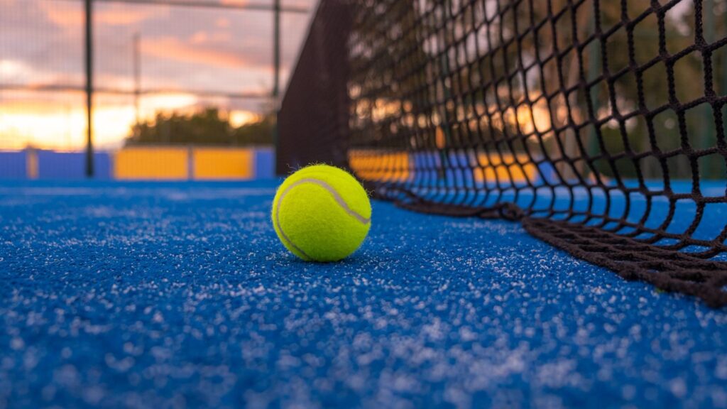 Cómo prepararte para un torneo de pádel nocturno
