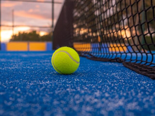 Cómo prepararte para un torneo de pádel nocturno
