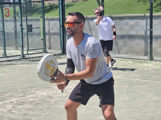 Ropa ajustada o holgada para jugar al pádel